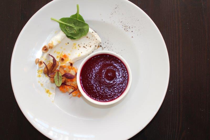 Gaspacho de betterave, émulsion de chèvre