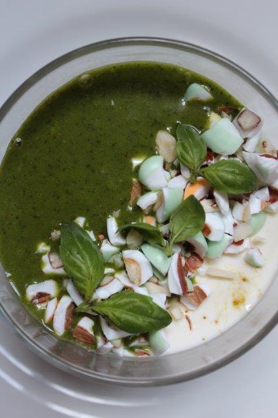 Panna cotta, pistou d’amandes et d’herbes fraîches, poudre de dragées