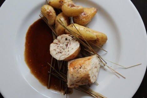 Suprême de volaille en ballotine, jus de cuisson minute, pomme grenaille rôtie au foin