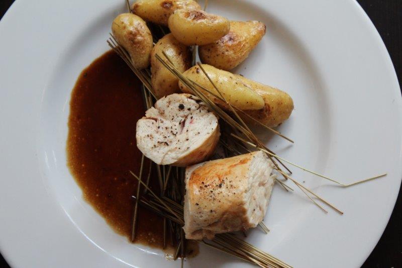 Suprême de volaille en ballotine, jus de cuisson minute, pomme grenaille rôtie au foin