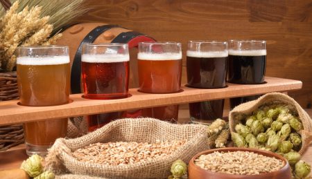Biertrger mit Bierglsern Biertrger mit Bierglsern