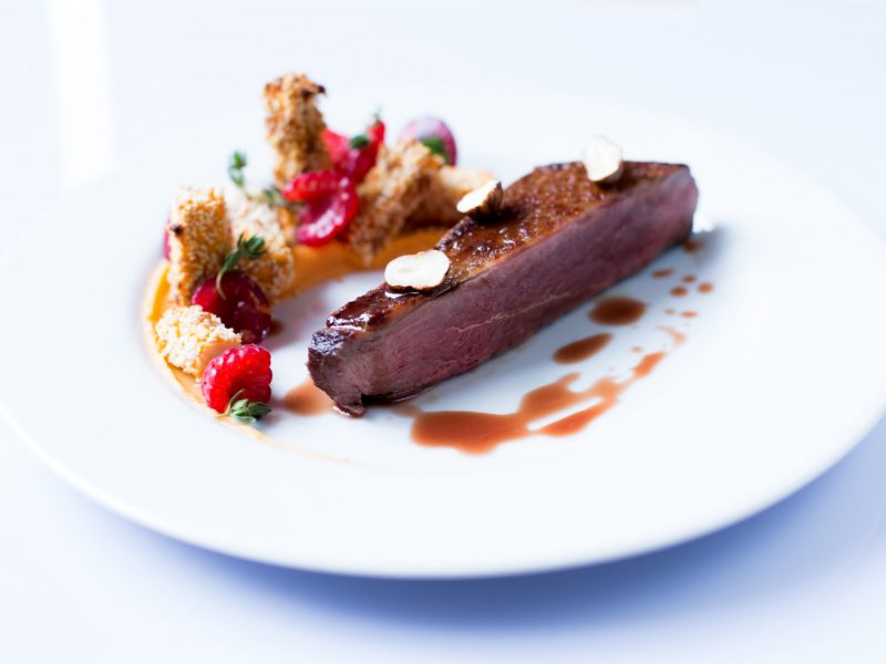 Magret de canard, sauce gastrique à la cerise griotte, patates douces