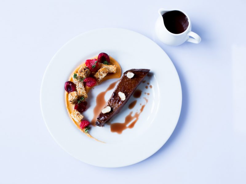 Magret de canard, sauce gastrique à la cerise griotte, patates douces