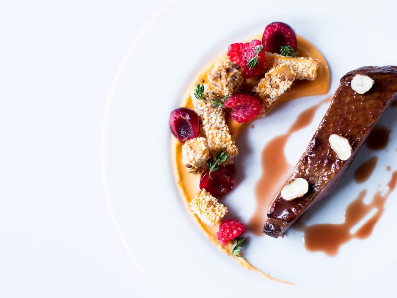 Magret de canard, sauce gastrique à la cerise griotte, patates douces