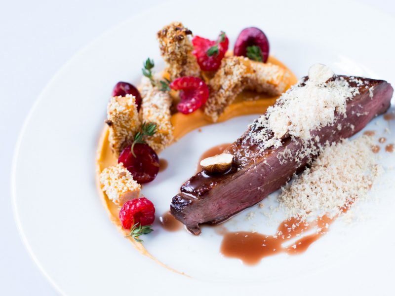 Magret de canard, sauce gastrique à la cerise griotte, patates douces